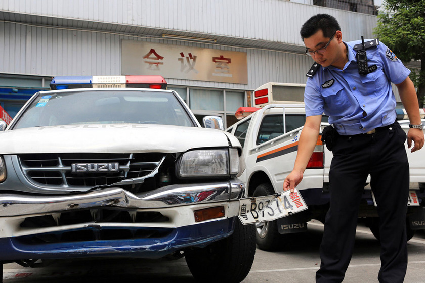 9月23日,深圳,在抓捕过程中与逃窜轿车对撞的警车.