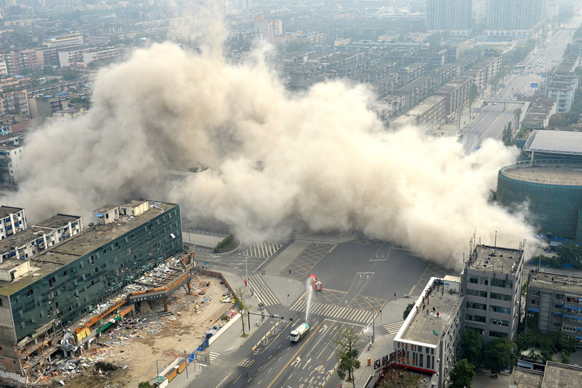 西部地区第一家四星级饭店爆破拆除