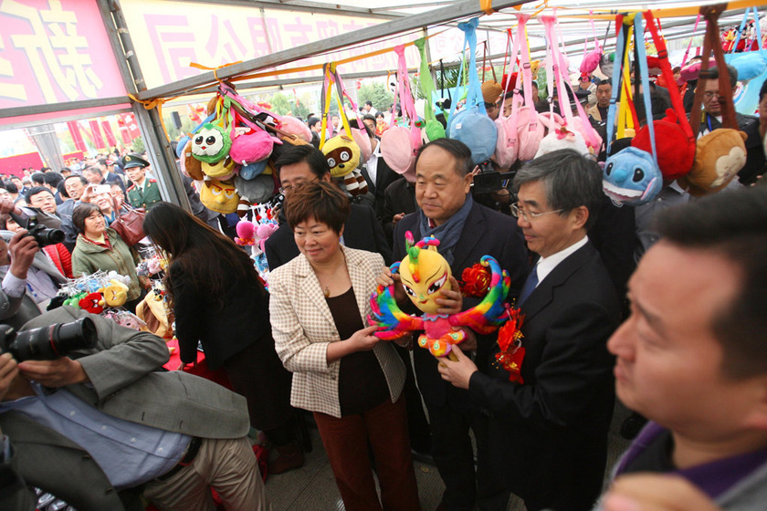 莫言出席高密红高粱文化节