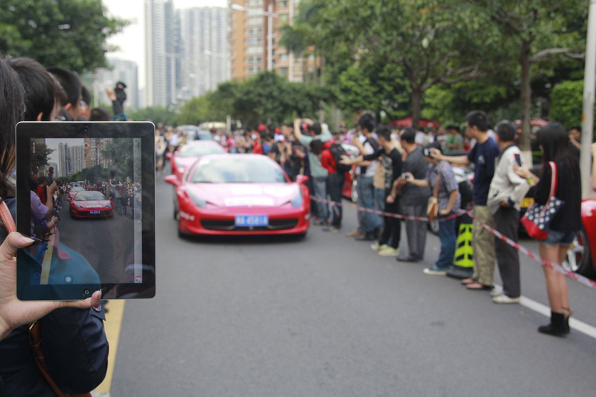 广州130余辆法拉利巡游