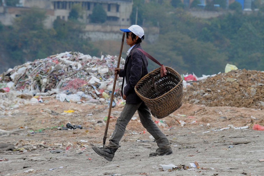 贵阳垃圾场捡破烂的未成年人