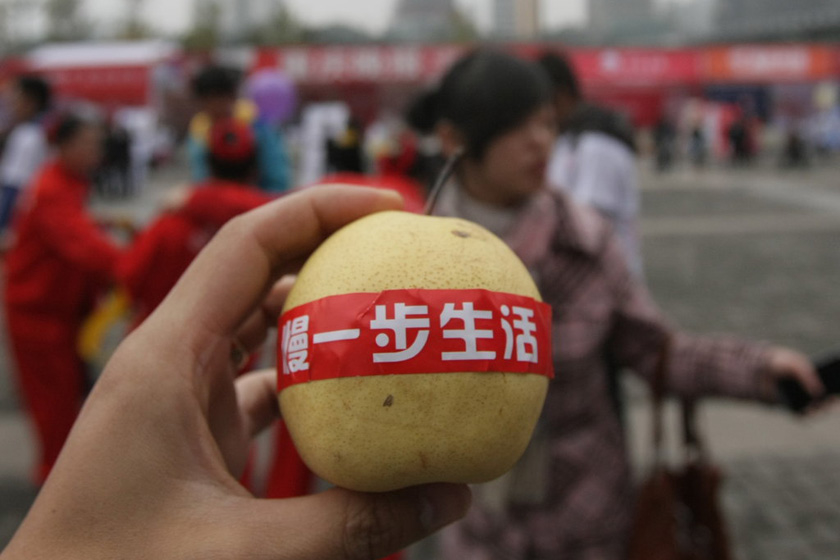 重庆白领背巨型"鸭梨" 呼吁设"鸭梨节"