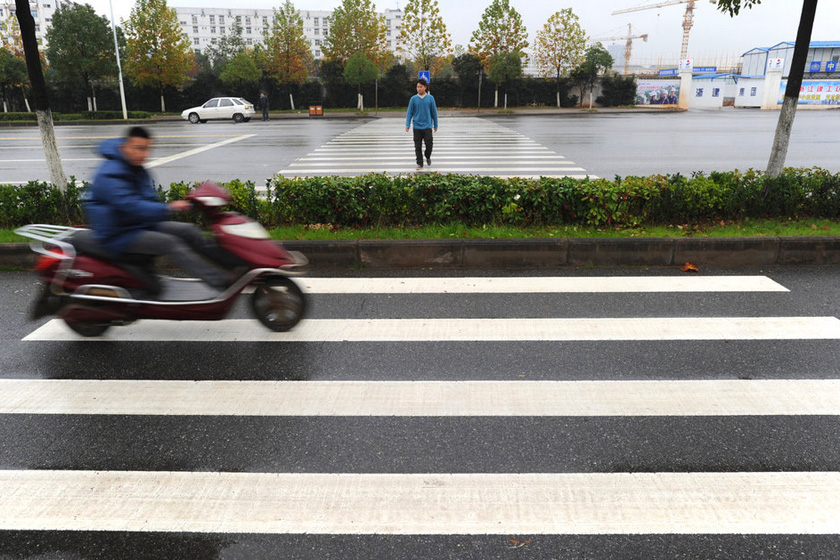 武汉人行道被绿化带隔断 行人需"跨栏"