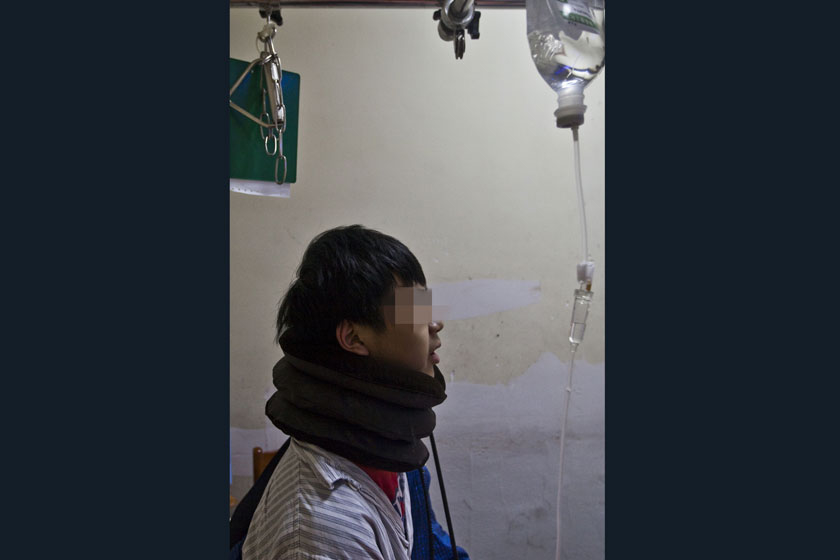 广州初中生遭老师连扇七耳光 致颈椎脱位
