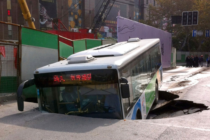 南京闹市突发地陷公交车陷入坑中