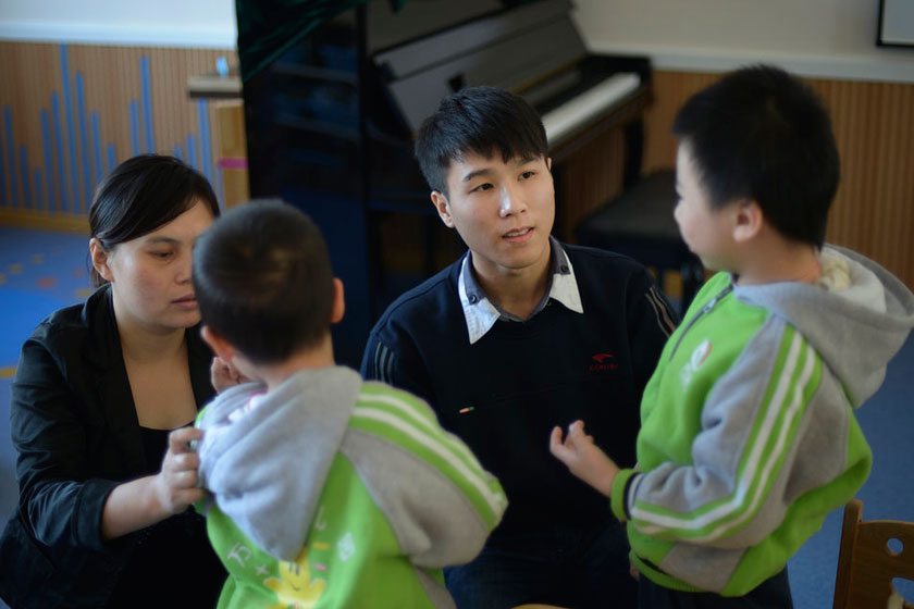 幼儿园里的男教师_图片频道_财新网
