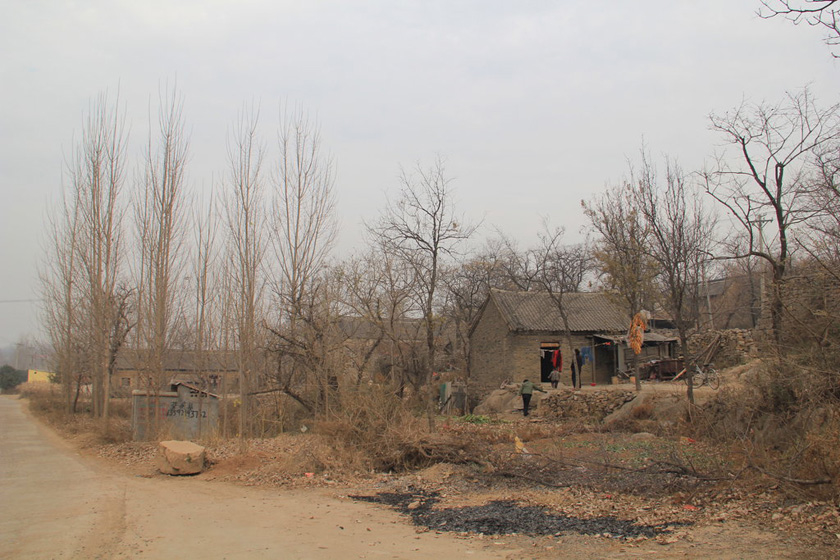 网曝国家级贫困县村主任圈地60亩建庄园