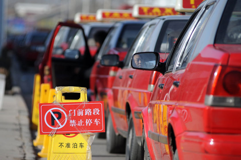 太原数百辆出租车排队加气