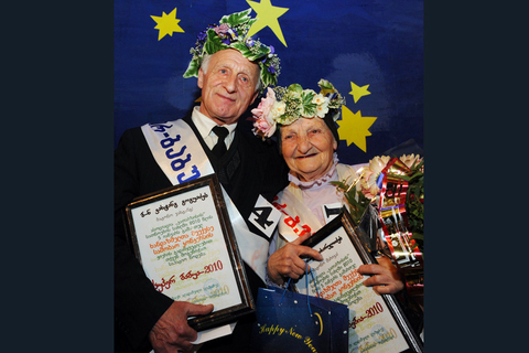 2010年1月5日，格鲁吉亚第比利斯，84岁的Marika Sikharulidze和71岁的Vakhtang Goguadze 夺得超级奶奶和超级爷爷选美赛的冠军。  VANO SHLAMOV/东方IC