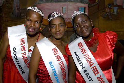 2010年4月24日，博茨瓦那，2010年“艾滋小姐”选美大赛前三名获奖选手合影。  Monirul Bhuiyan/东方IC