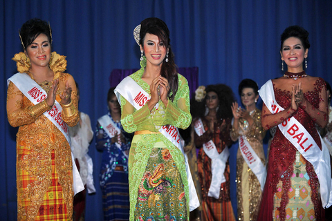 2010年4月30日，印尼Depok，异装癖选美大赛前三名获奖选手。  ADEK BERRY/东方IC