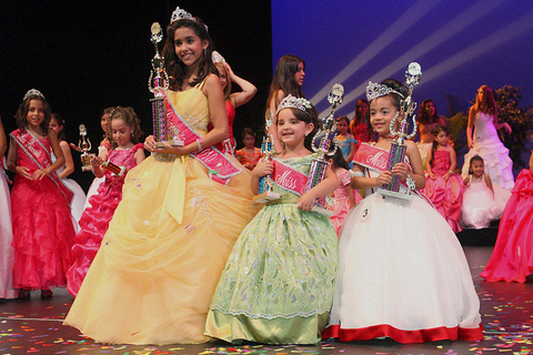 2010年5月9日，美国佛州棕榈滩，儿童选美大赛，三名小选手获得冠亚季军。  东方IC
