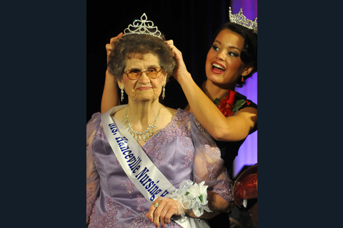2010年8月9日，美国阿拉巴马州，84岁的Opaline Harper摘得老太太选美大赛的桂冠，阿拉巴马州小姐Ashley Davis为其颁奖。来自阿拉巴马州的67名老太太参加了这次选美比赛。   FRANK COUCH/东方IC
