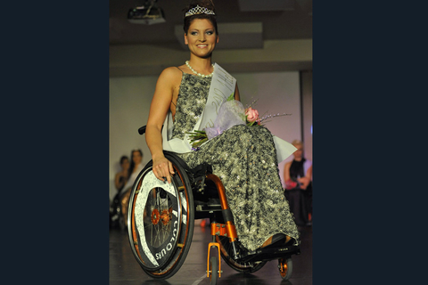 2012年2月25日，匈牙利布达佩斯，匈牙利Miss Colour轮椅小姐选美，26岁古姑娘瓦尔加夺得首届冠军。  Bela Szandelszky/东方IC