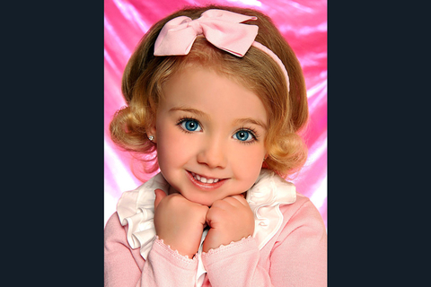 2012年6月18日，美国密西根州，一个名叫萨万娜-杰克逊的小女孩引起了全美的关注，她虽然才3岁，不过却已经拿下了无数的选美比赛的冠军哦！在小家伙粉色调的房间里满满的摆放着选美比赛的优胜皇冠、绸带、奖杯等。妈妈劳伦称，每个月在女儿身上打点造型，购买衣物饰品的开销大约需4670美金之多。   Dan Callister/东方IC