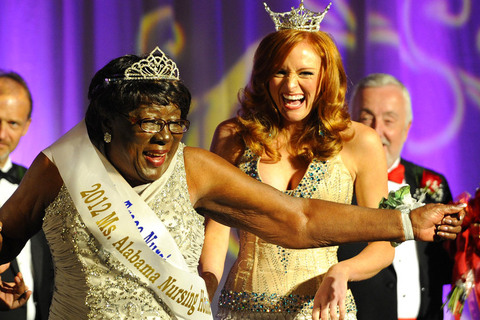 2012年7月23日，美国阿拉巴马州胡佛，第29届“养老院小姐”选美比赛举行，参赛者都是来自各家养老院的老奶奶们，最终92岁高龄的Viola Thomas获得了冠军。 JOE SONGER/东方IC