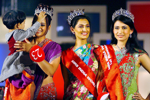 2004年12月16日，印度Bombay，已婚女性选美大赛举行。   SEBASTIAN DSOUZA/东方IC