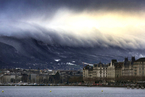 瑞士日内瓦上空罕见“海啸云”席卷全城