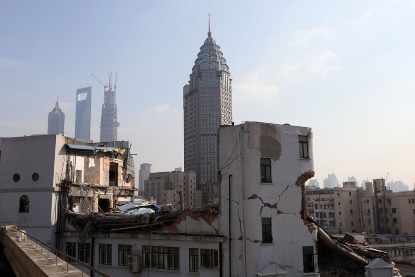 上海一商务大楼顶层楼面坍塌_图片频道_