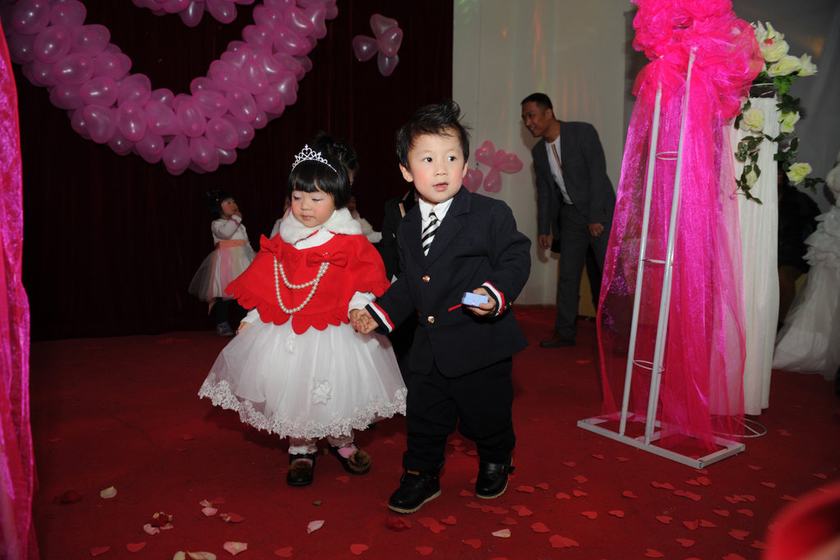 郑州一幼儿园为孩子举办集体婚礼