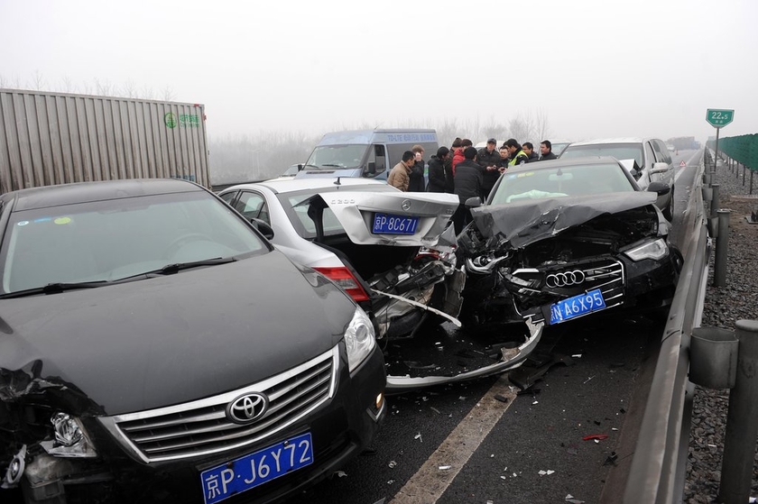北京冻雨雾霾致多起交通事故