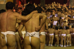 日本冈山裸体节开幕 约9000男女赤身入冰水
