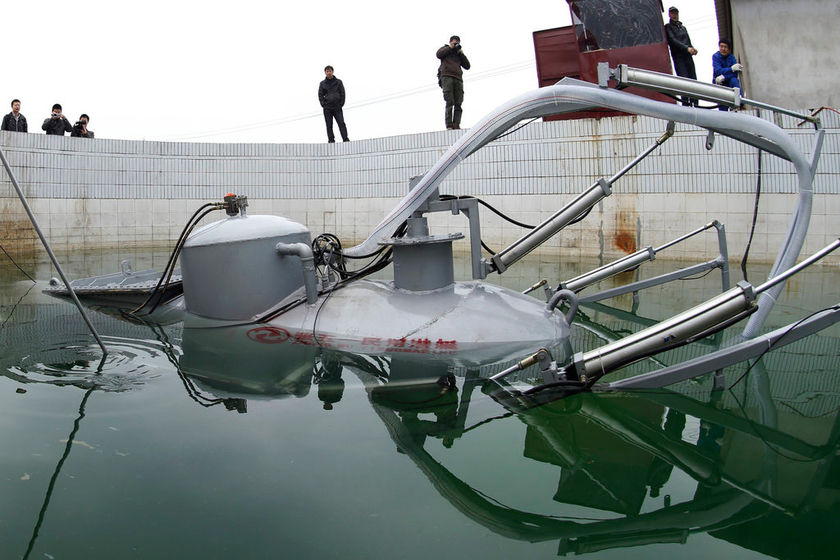 武汉下岗工人造潜艇 遥控指挥摄像取景