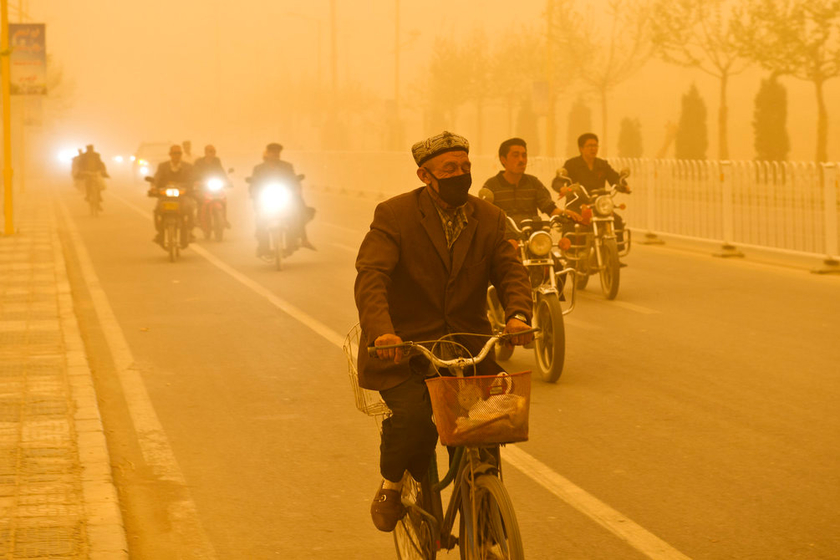 新疆喀什遭遇沙尘暴 白昼如黑夜