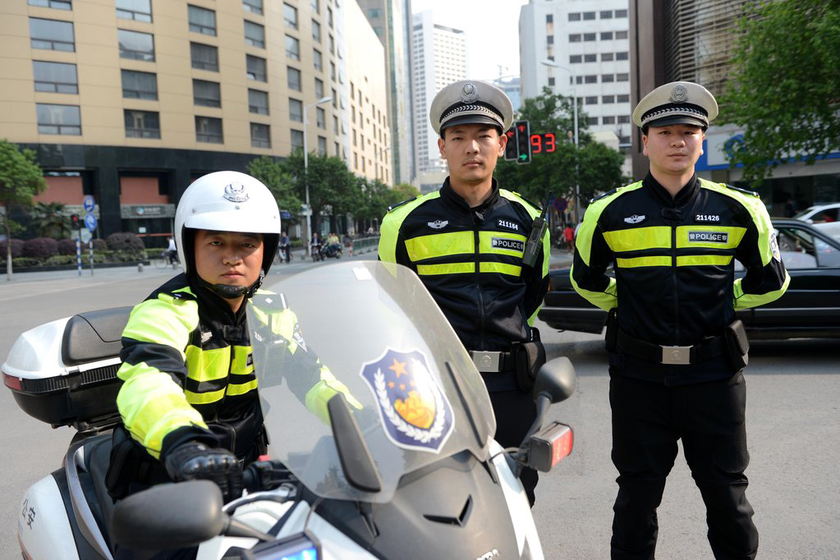 南京交警机动大队换穿港式制服