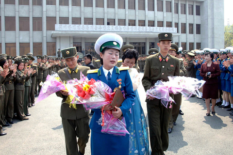 5月9日，颁奖现场，该女警嚎啕大哭。  KCNA VIA KNS/东方IC