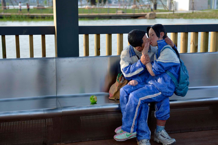 福建一公园展出中学生接吻雕塑