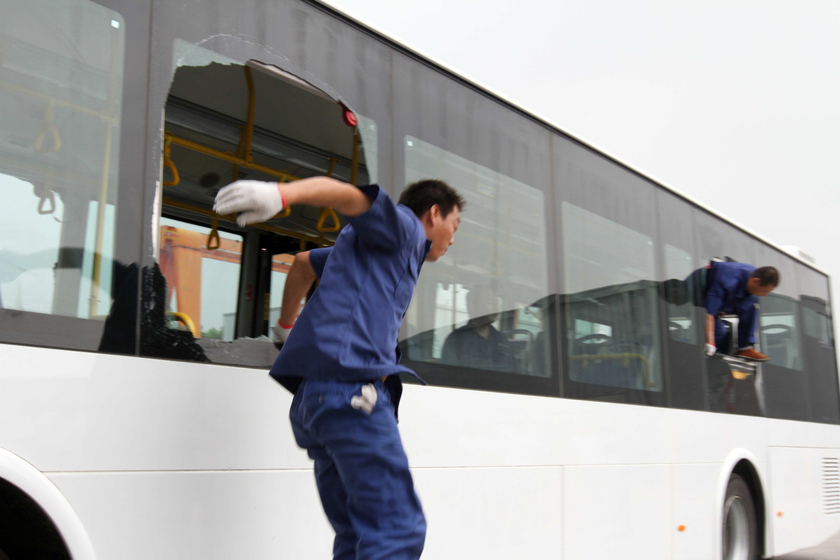 安装自动爆玻器