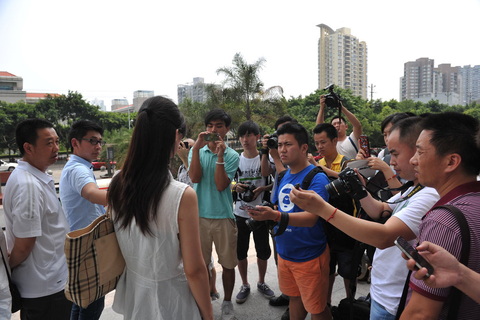 6月19日，重庆市第一中级人民法院开庭审雷政富案，宋雯雯来到法院大门前，现身证清白。  CFP