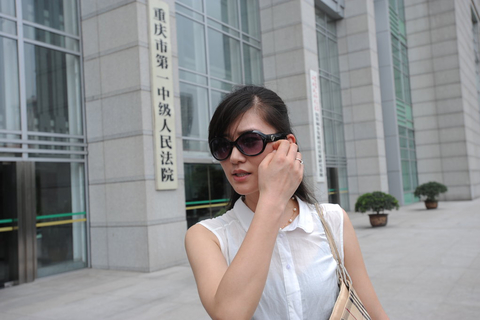 6月19日，重庆市第一中级人民法院开庭审雷政富案，宋雯雯来到法院大门前，现身证清白。  渝庆/CFP