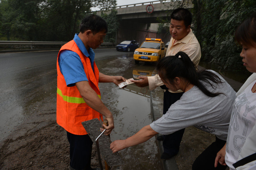 北京一市政工人捡车牌向车主索钱