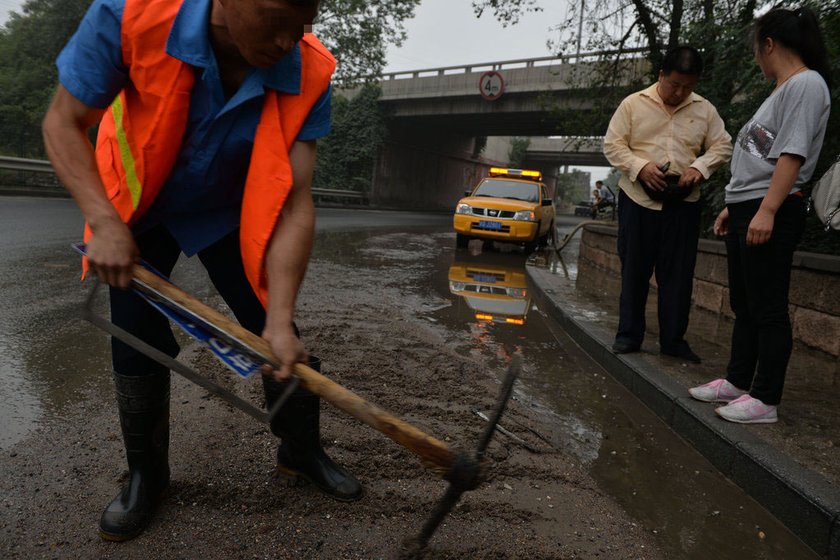 北京一市政工人捡车牌向车主索钱