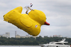 莫斯科举办人力飞行大赛 “大黄鸭”现身御空飞