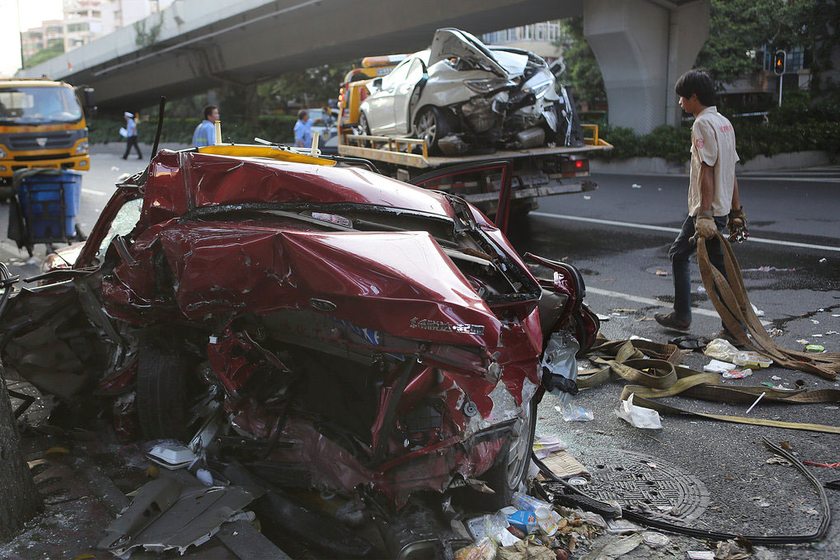 广州一男子醉驾奔驰连撞两车致4死3伤