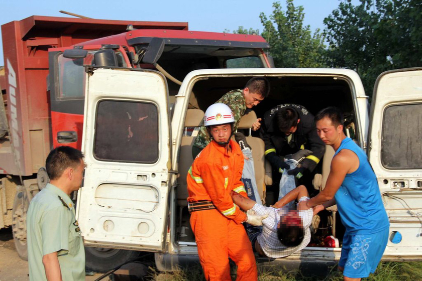 安徽砀山发生一起严重交通事故已致8人死亡