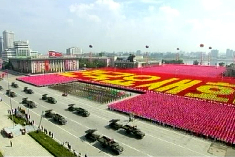 当地时间9月9日，朝鲜平壤，朝鲜举行阅兵庆祝建国65周年。   CFP
_朝鲜举行阅兵仪式庆祝建国65周年