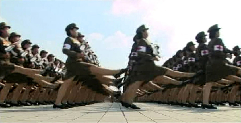 当地时间9月9日，朝鲜平壤，朝鲜举行阅兵庆祝建国65周年。   CFP
_朝鲜举行阅兵仪式庆祝建国65周年