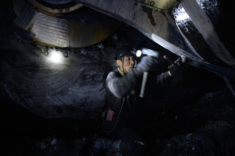 2012年06月17日,山西省吕梁市某煤矿矿工正在井下工作 胡远嘉/cfp