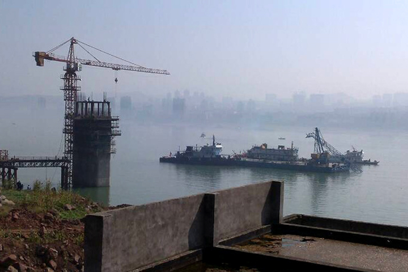 在建的重庆丰都长江二桥发生垮塌