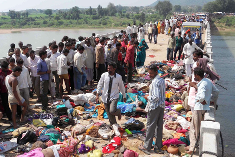 印度节日踩踏事件致91人死亡