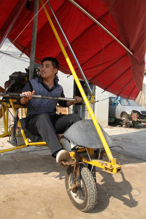 山东农民自制动力三角翼飞机