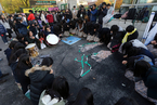 韩国高考开考 学生跪地祈祷