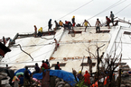 菲律宾灾民抢劫政府米仓 8人被挤压致死 
