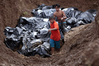菲律宾挖坑集中掩埋风灾遇难者尸体 