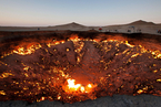 中亚沙漠一深坑大火40年不灭