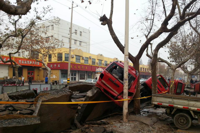 记者目击中石化青岛管道爆炸事故现场